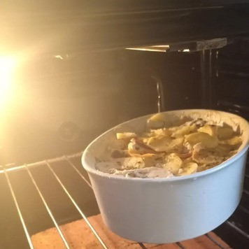 1. Этап. Португальская запеканка из рыбы: Запекать 20-30мин в духовке, заранее разогретой до 220С. Если вы используете сырой картофель, то время запекания увеличьте на 10-15мин.