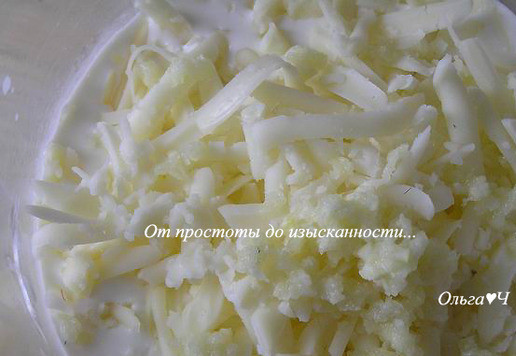 1. Этап. Нежные шарики из индейки с тыквой: Для соуса смешайте сливки с тёртым сыром и измельченным чесноком.