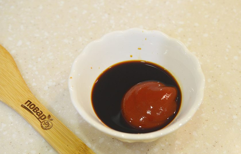 1. Этап. Свиные ребрышки в маринаде: 4. Смешайте кетчуп, соевый соус, устричный соус и сахар.