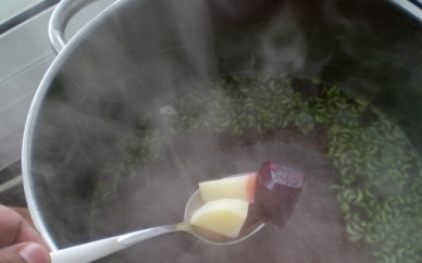 1. Этап. Борщ из конины: Закладываем в бульон очищенный и нарезанный кубиками картофель, мелко порезанный сельдерей и несколько кусочков свеклы.