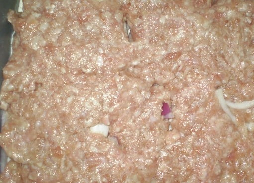 1. Этап. Картофельная запеканка с майонезом: 5. Сырой фарш выложите равномерным слоем на лук.