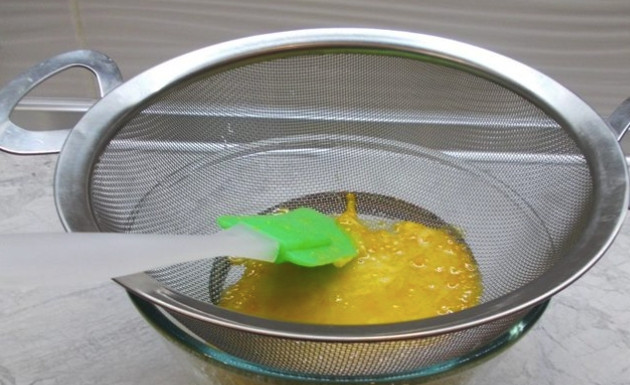 1. Этап. Апельсиновый курд: Теперь массу нужно немного остудить. Затем всё нужно выложить в сито и аккуратно протереть через него. Удобнее всего это делать с помощью лопатки или столовой ложки.