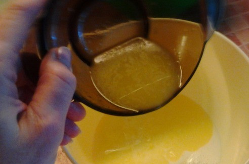 1. Этап. Крымская пахлава: Наливаем в миску, в которой будем замешивать тесто, молоко. Растапливаем масло или маргарин и добавляем к молоку.