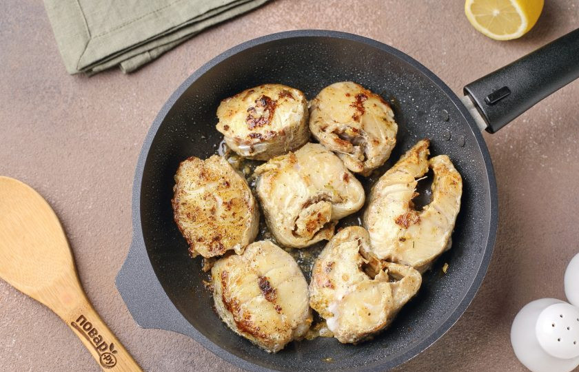 1. Этап. Минтай в сметане в мультиварке: Обжарьте кусочки на сильном огне в хорошо разогретой сковороде или прямо в мультиварке.