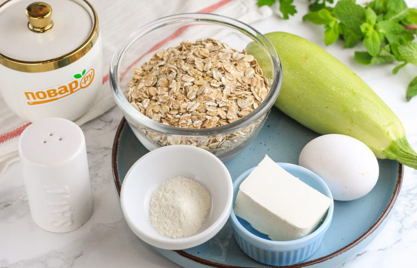 1. Этап. Печенье из кабачков с овсяными хлопьями: Подготовьте указанные ингредиенты. Хлопья используйте быстрого приготовления.