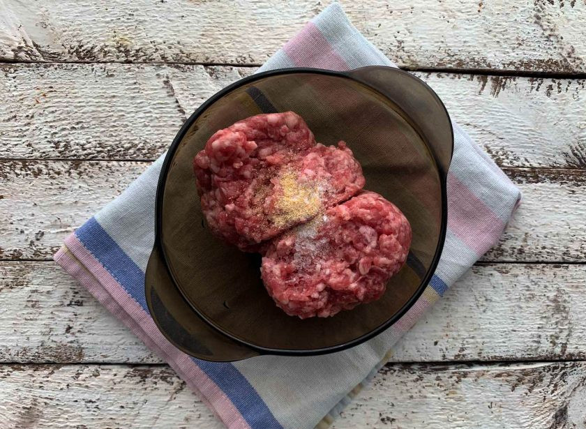 1. Этап. Белорусские клецки: В фарш добавьте специи.