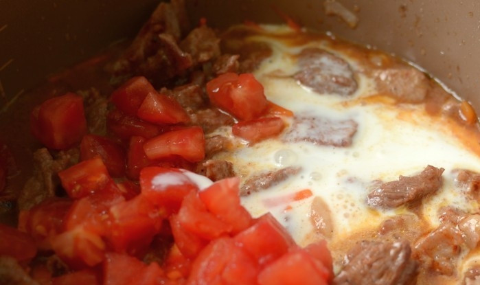 1. Этап. Говядина с подливкой: После влейте кефир и положите помидоры к другим ингредиентам. Поставьте мультиварку в режим 