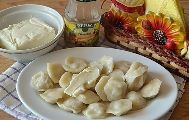 1. Этап. Пельмени куриные: Готовые пельмени подавайте со сметаной, хреном или сливочным маслом. Приятного аппетита!