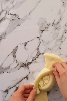 1. Этап. Отрывной пирог с творогом: 8-ой шарик слепить в виде розочки. Раскатать в круг, сделать 4 надреза. В центр положить творожную начинку. Каждой частью теста обвернуть начинку.