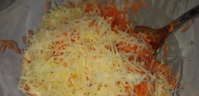 1. Этап. Салат морковный с сыром: 4. Морковку чищу и мою, затем измельчаю её на крупной терке, так же измельчаю твердый сыр, перекладываю все в салатник.