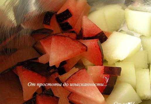 1. Этап. Шоколадно-дынный десерт со сливой: Оставшуюся дыню и сливы нарежьте кусочками.
