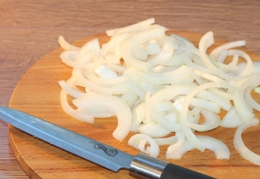 1. Этап. Поджарка с подливкой и лапшой: 3. Лук и морковь очистите и нарежьте. Лук - полукольцами или произвольно.