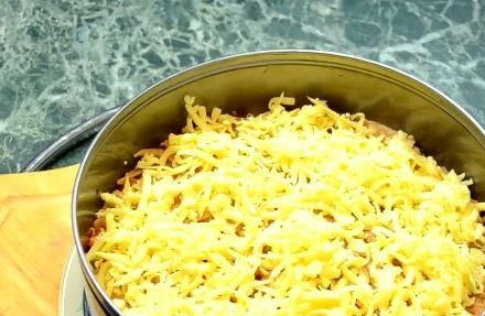 1. Этап. Салат Новогодняя ночь с селедкой: 8. Затем идет слой яблок, а уже после — слой сыра. Слой сыра нужно пропитать больше майонезом (как и слой картофеля, поскольку эти продукты 