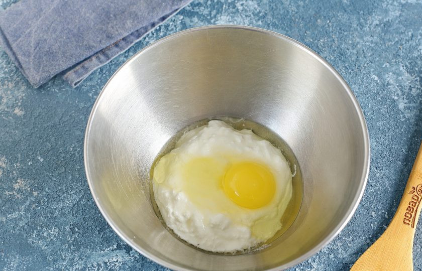 1. Этап. Сладкое на сковороде: Соедините сметану и яйцо.