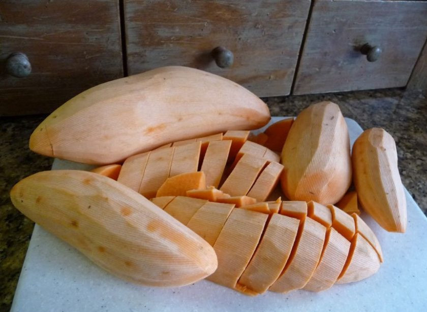 1. Этап. Суп-пюре из картофеля с авокадо: 1. Очистите картофель и нарежьте его небольшими кубиками. Очистите лук и корень сельдерея, лук нарежьте крупно, а вот корень сельдерея еще мельче, чем картошку.