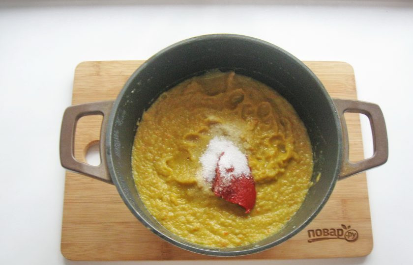 1. Этап. Кабачковая икра Царская: Икру посолите, добавьте сахар и томатную пасту.