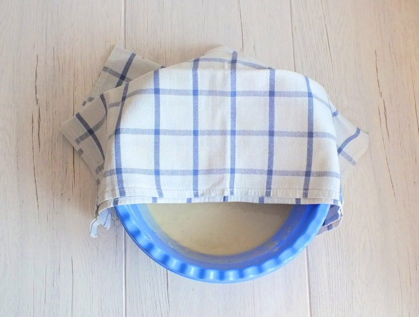 1. Этап. Блины на айране: Чашу с тестом накройте полотенцем и оставьте на 30 минут.