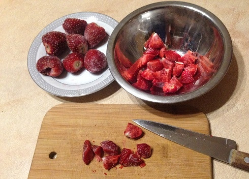 1. Этап. Ангельский капкейк: 8. Подаются такие капкейки чаще всего с ягодным вареньем или соусом, который приготовить очень просто даже зимой. Я готовила из замороженной клубники. Нарезаем ягоды на небольшие кусочки.