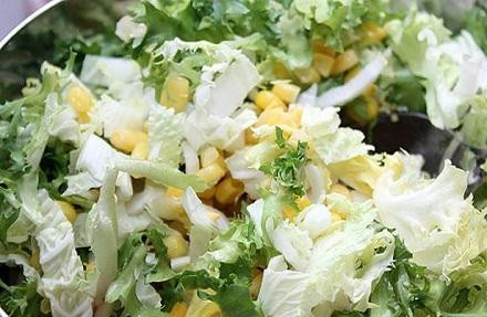 1. Этап. Салат с кукурузой: 1. Листья всех салатов хорошо промыть под проточной холодной водой. Очистить от мусора, испорченных листьев и песка. Взять глубокую посуду. Резать салат не нужно. Порвите листья салатов руками и перемешайте. Откройте банку кукурузы, слейте воду и высыпьте в посуду.