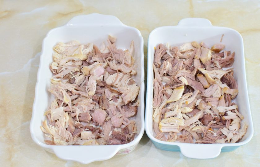 1. Этап. Холодец из рульки и индейки: Когда мясо сварится, переберите его от костей. Разложите мясо в подготовленную посуду для заливки холодца.