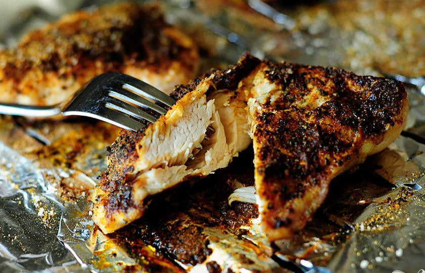 1. Этап. Ленивый цыпленок: 4. Примерно через час курица должна иметь золотистую корочку. Возьмите большой кусок и разрежьте его пополам в середине с помощью ножа и вилки. Если внутри мясо еще розовое, поместить курицу обратно в духовку и запекать чуть большее количество времени до полной готовности.