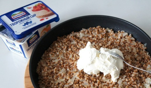 1. Этап. Гречка Птичье молоко: Добавим сливочный творожный сыр Хохланд 120-150 граммов. Хорошо размешаем. Можно добавить ещё пару ложек воды. Доводим гречку до готовности под крышкой ещё пару минут.