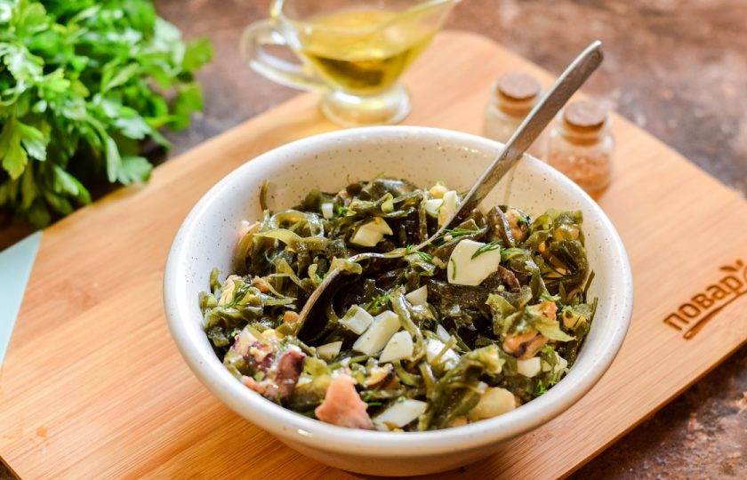 1. Этап. Салат из морской капусты и морского коктейля: Перемешайте все ингредиенты и подавайте салат к столу.