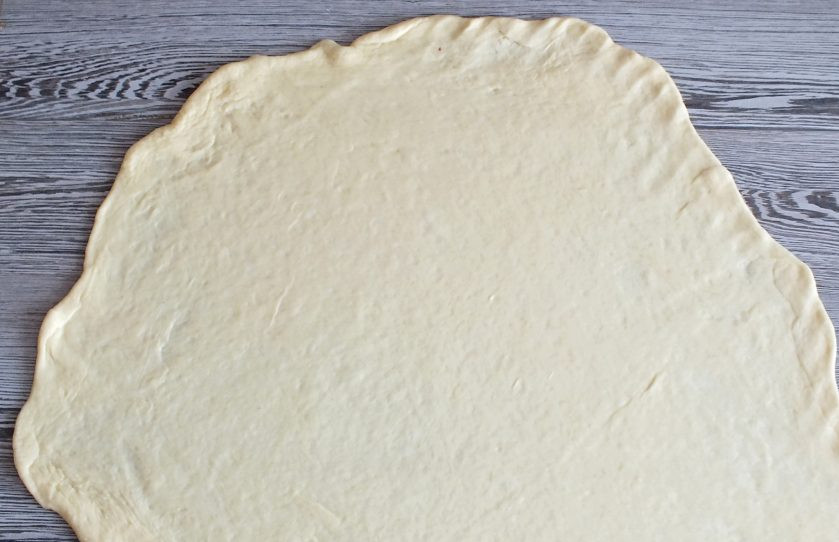 1. Этап. Повитица: Тесту сделайте обминку. Раскатайте в большой пласт. Не менее 80 см. в длину.