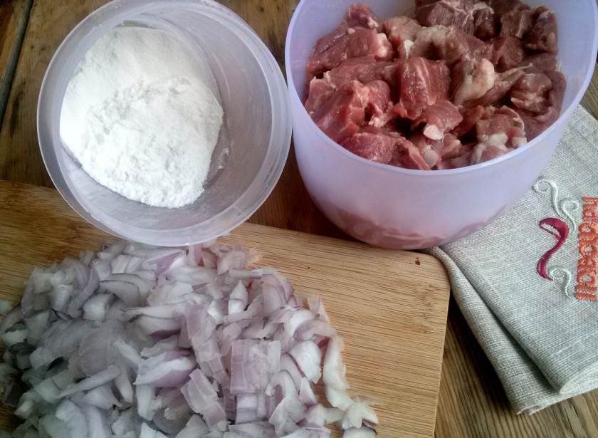 1. Этап. Классический Венгерский гуляш: 1. В первую очередь нарежьте мясо на маленькие кусочки, измельчите лук и чеснок.