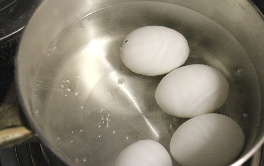 1. Этап. Маринованные куриные яйца: 2. Отправьте яйца в кипящую воду, убавьте огонь до среднего и варите 4-8 минут, в зависимости от того, какие желтки вы любите.