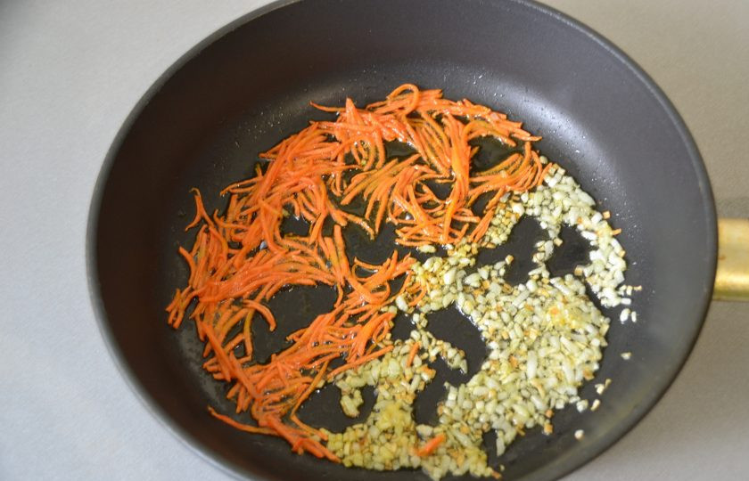 1. Этап. Куриный суп с сырными шариками: Обжарьте овощи на сковороде с добавлением растительного масла до легкого золотистого цвета.