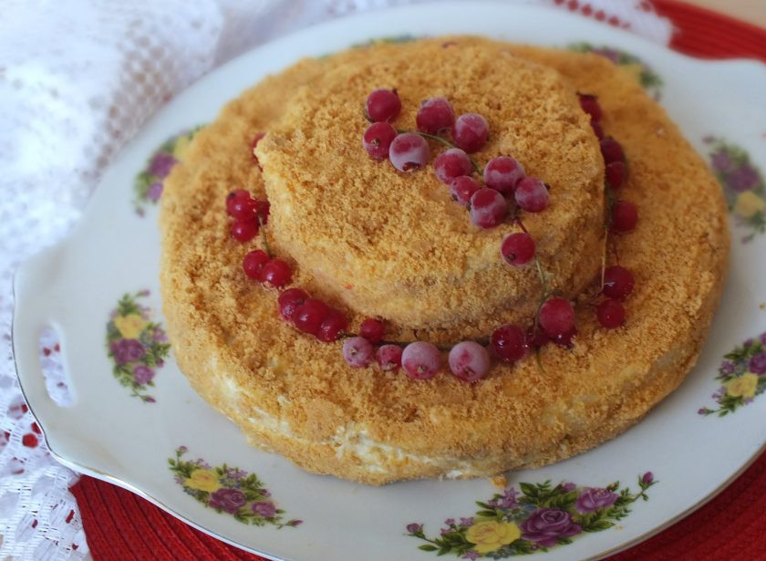 1. Этап. Торт Любава: Дайте торту пропитаться в течение 2 часов, после украсьте ягодами.