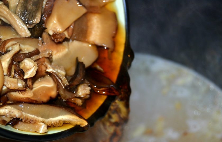 1. Этап. Суп из сушеных грибов с перловкой: 6. Слейте воду с грибов и добавьте их через 10 минут после добавления крупы.