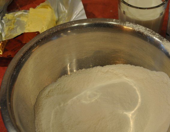 1. Этап. Простые кексики: В муку добавьте разрыхлитель, сахар и щепотку соли. Перемешайте.