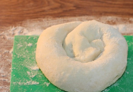 1. Этап. Творожное печенье с виноградом кишмиш: 11. Формируем из рулета улитку.