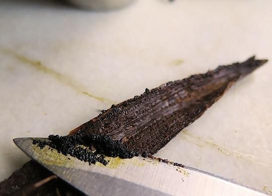 1. Этап. Немецкий ягодный десерт Роте Грютце: 5. Очистите стручок ванили.