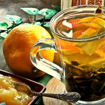 Зеленый чай с медом и лимоном