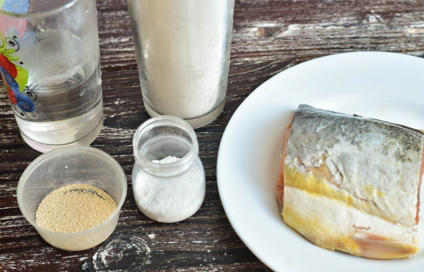 1. Этап. Дрожжевой пирог с красной рыбой: Подготовьте ингредиенты по списку.