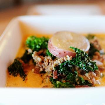 1. Этап. Суп с кале, картофелем и итальянской колбасой: 7. Дополнительно варить 10-15 минут, после чего подавать к столу. Если вы хотите сделать суп более густым, можете добавить в него немного муки, смешанной с молоком, и кипятить на медленном огне ее 10 минут.