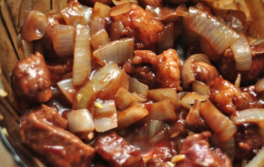 1. Этап. Говядина по-деревенски: Перекладываем лук с чесноком к мясу, добавляем джем, уксус, соус чили и соевый соус, посыпаем сушеными травами и тщательно все перемешиваем.