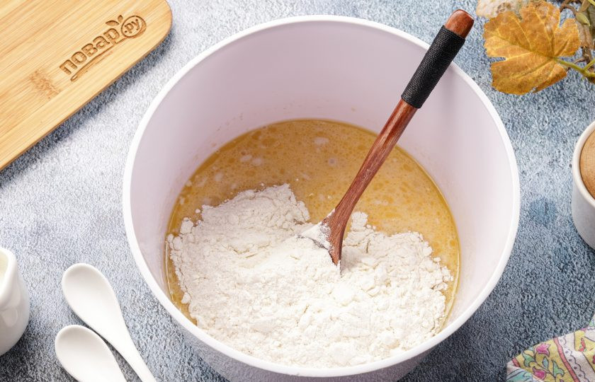 1. Этап. Пальчики дрожжевые: Перемешайте и частями добавьте муку.