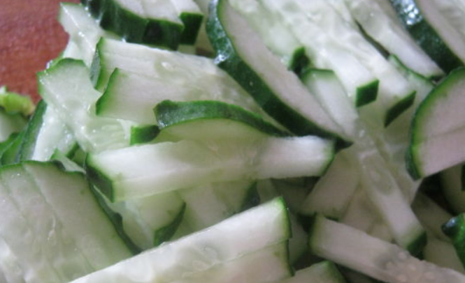 1. Этап. Шаверма в лаваше: Огурцы промойте и нарежьте тонкими ломтиками.