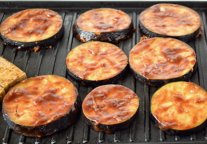 1. Этап. Стейки из баклажанов: Разогрейте гриль на среднем огне. Обжарьте баклажаны 3-4 минуты с каждой стороны.