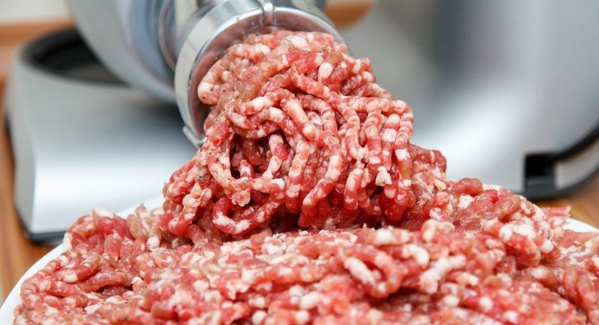 1. Этап. Австрийские сосиски: 3. Достаньте мясо из холодильника и перекрутите его через мясорубку.