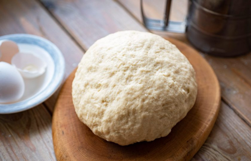 1. Этап. Пончики на ряженке: Замесите мягкое тесто, не прилипающее к рукам.