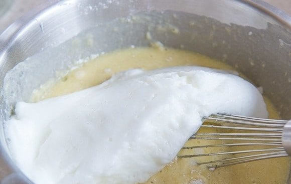 1. Этап. Вафли с беконом и сыром: 4. Затем белки аккуратно вмешайте к желткам.