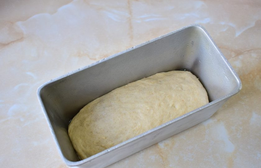 1. Этап. Хлеб Золотистый: Форму для хлеба смажьте растительным маслом и выложите в неё тесто. Дайте постоять минут 15-20, а затем поставьте в духовку. Готовьте хлеб при 180 градусов, примерно 30-40 минут.
