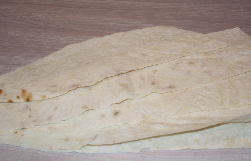 1. Этап. Палочки из лаваша с начинкой: Лист лаваша нарежьте на небольшие полоски 8 на 10-15 см. Мой лист лаваша очень большой. Его я просто нарезала сначала на полоски, но по ходу поняла, что из одной полоски можно сделать две такие палочки.