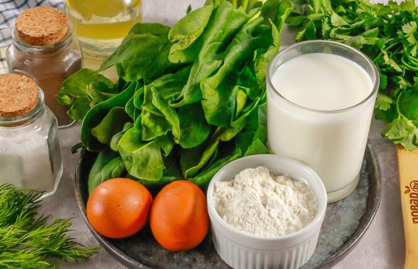 1. Этап. Блинчики шпинатные: Подготовьте указанные ингредиенты. Вода вам потребуется для того, чтобы измельчить листья шпината в блендере.