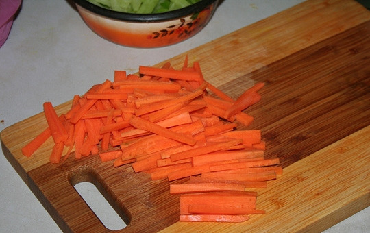 1. Этап. Свиная поджарка с луком и морковью: 4. Нарезаем соломкой морковь, также отправляем ее на сковороду к мясу. Жарим до готовности, накрыв крышкой.